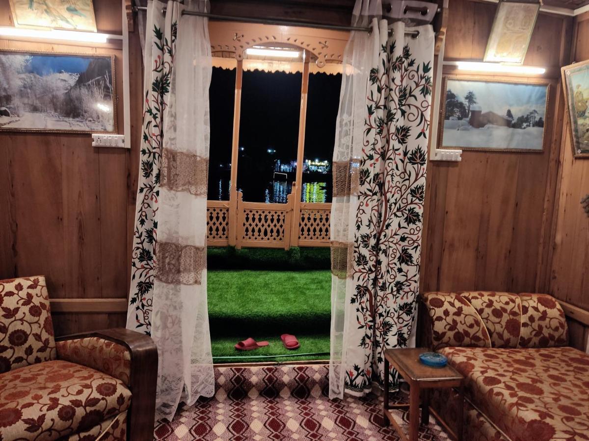 Houseboat Young Balmoral Castle Srīnagar Eksteriør bilde